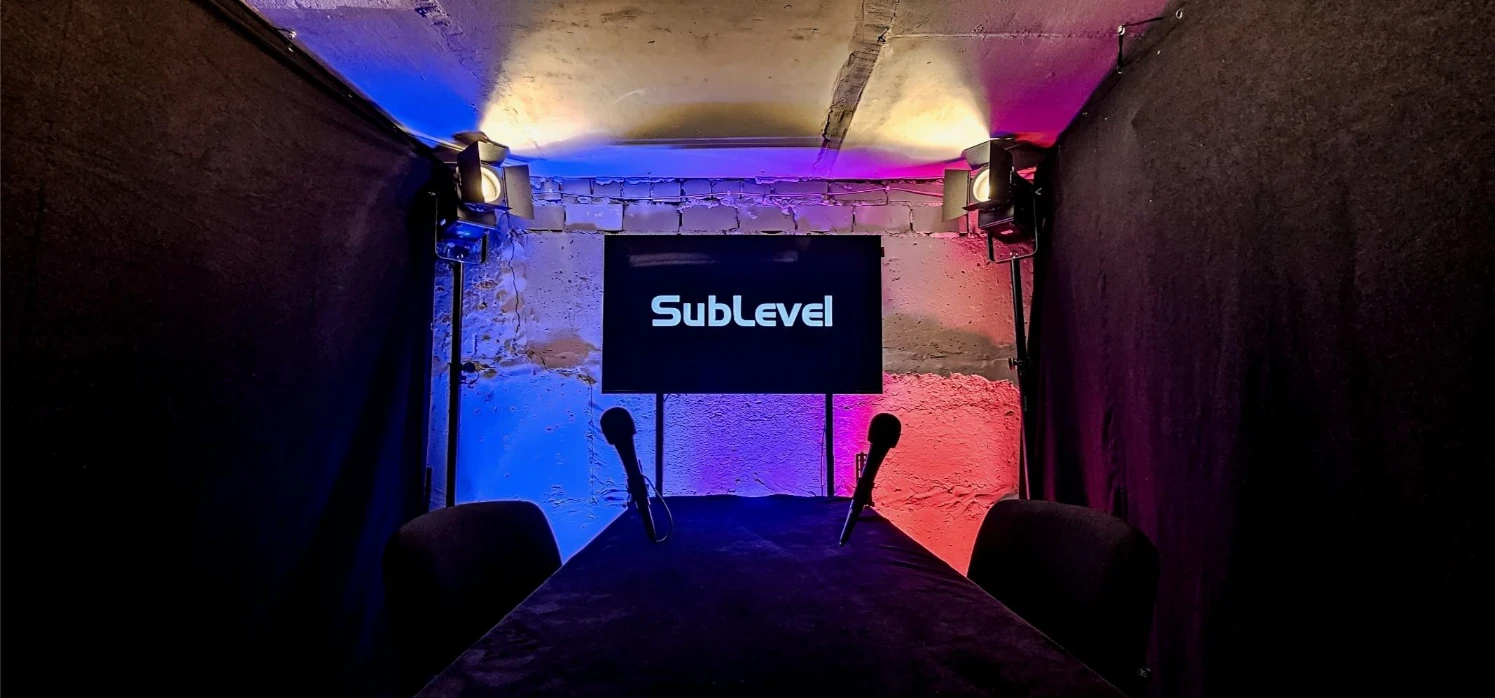 Video podkāsta studija ar industriālo fonu