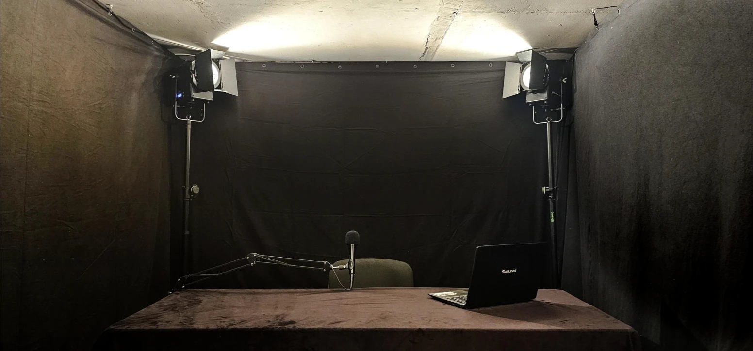 Viens runātājs pie galda